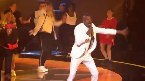 黑人干：震撼全场的表演引发热议，观众反应强烈，现场气氛火爆！