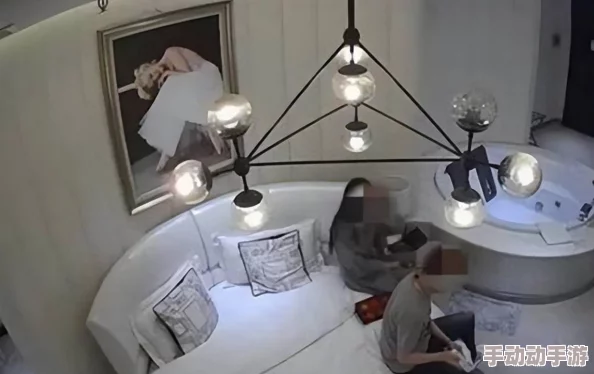 沟厕近距离厕拍：惊现隐秘摄像头，数十名顾客私密瞬间被曝光！