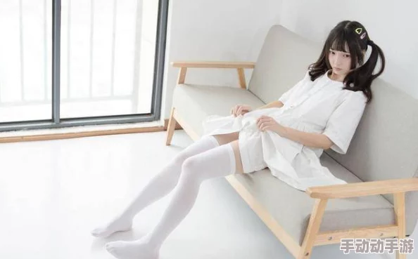 白丝美女搞基：她们的友谊如何在时尚与个性中绽放出独特魅力，吸引了无数粉丝的关注与喜爱