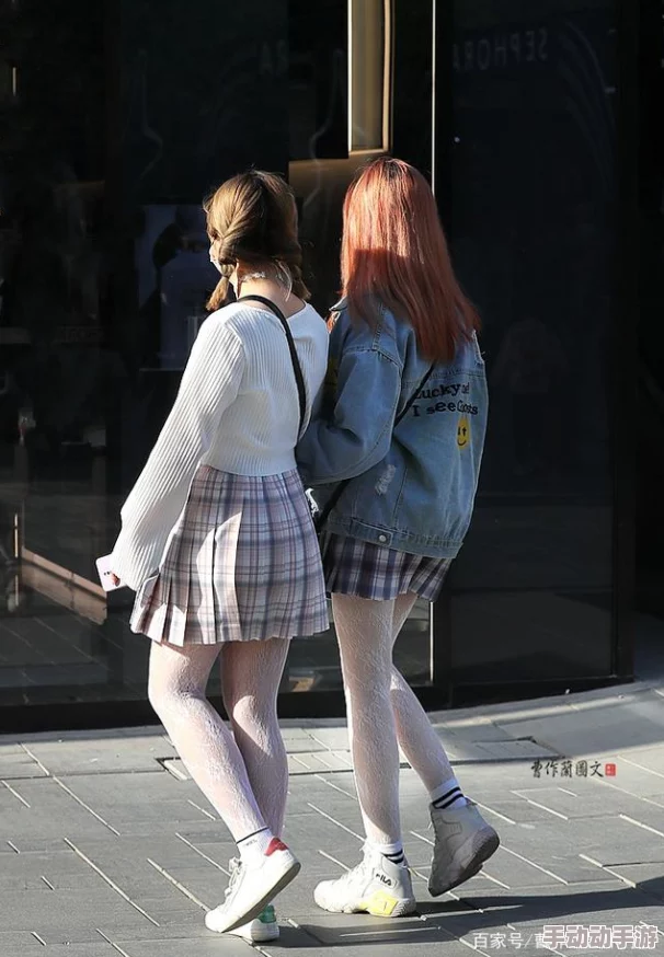 白丝美女搞基：她们的友谊如何在时尚与个性中绽放出独特魅力，吸引了无数粉丝的关注与喜爱