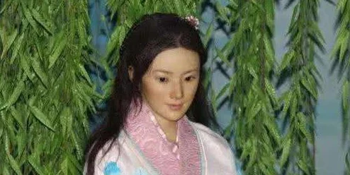 西施翻白眼流眼泪照片引发热议，网友纷纷评论其表情生动，成为社交媒体新宠