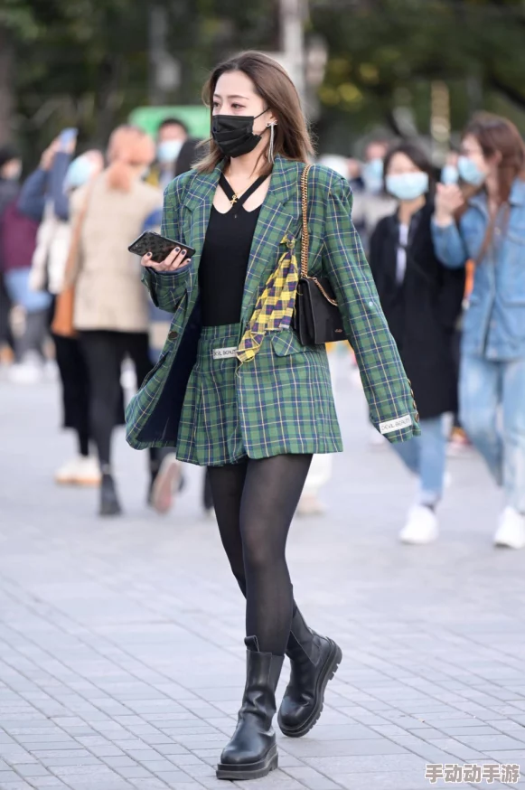 韩国美女丝袜一区二区：最新时尚潮流引领，展现优雅与魅力的完美结合，成为街头风景线的新宠