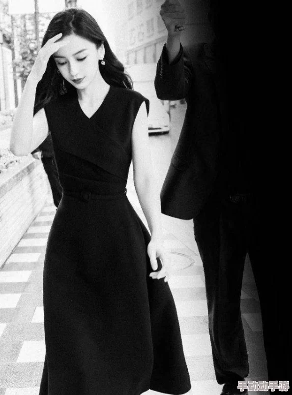 手伸进她的内裤里揉捏视频:最新动态引发热议,网友们纷纷讨论其背后的社会问题与道德观念 手伸进她的内裤里揉捏视频:最新动态引发热议,网友们纷纷讨论其背后的社会问题与道德观念