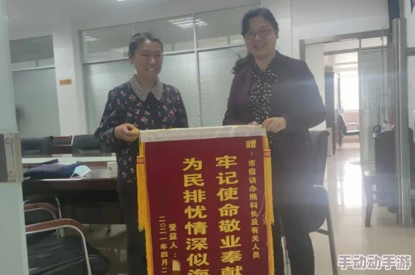 白虎现身城市公园,惊动市民引发热议,专家称或为生态恢复的积极信号! 白虎现身城市公园,惊动市民引发热议,专家称或为生态恢复的积极信号!