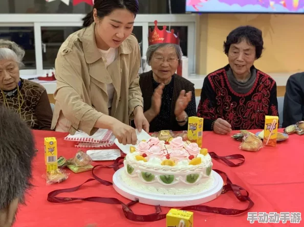 海角社区妈妈生日蛋糕制作：社区活动热烈进行，妈妈们齐心协力打造美味蛋糕，共享温馨时刻
