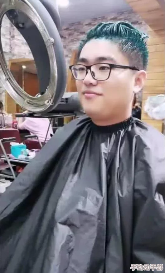 白丝美女,啪啪啪：最新动态引发热议，网友纷纷讨论其背后的故事与影响