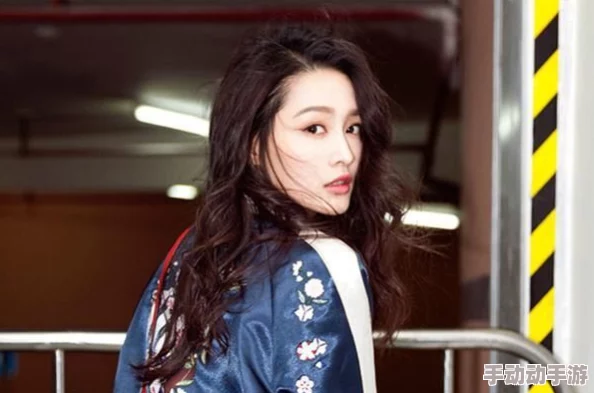 刘亦菲大战黑人45分钟在线，背后竟隐藏着她与对手的神秘关系，引发网友热议和猜测！