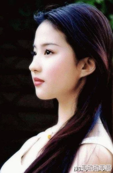 刘亦菲大战黑人45分钟在线，背后竟隐藏着她与对手的神秘关系，引发网友热议和猜测！