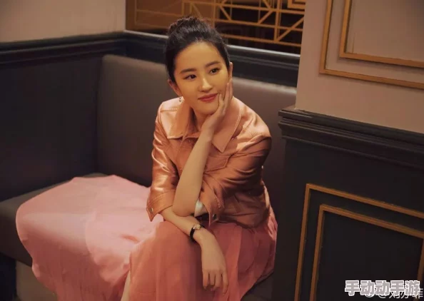 刘亦菲大战黑人45分钟在线，背后竟隐藏着她与对手的神秘关系，引发网友热议和猜测！