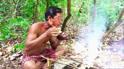 野外猛男的大粗鳮1巴，惊现丛林深处，引发众人围观，震撼场面让人目瞪口呆！