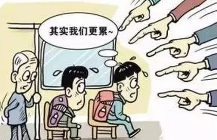 小孩半夜喂女孩吃困吧，惊人画面引发热议，网友纷纷猜测背后故事！
