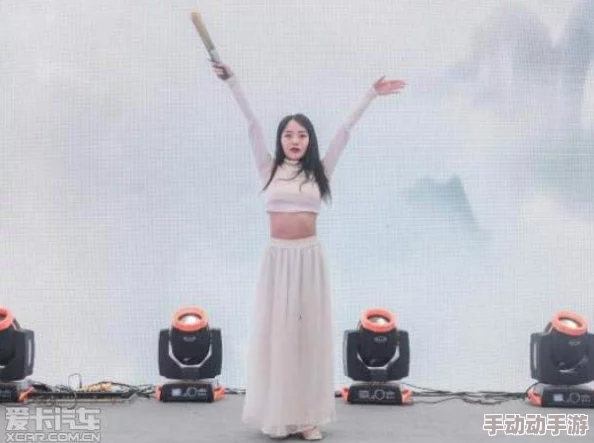 美女在线：最新动态展示了各类才艺与风采，吸引众多网友互动与关注，热度持续攀升