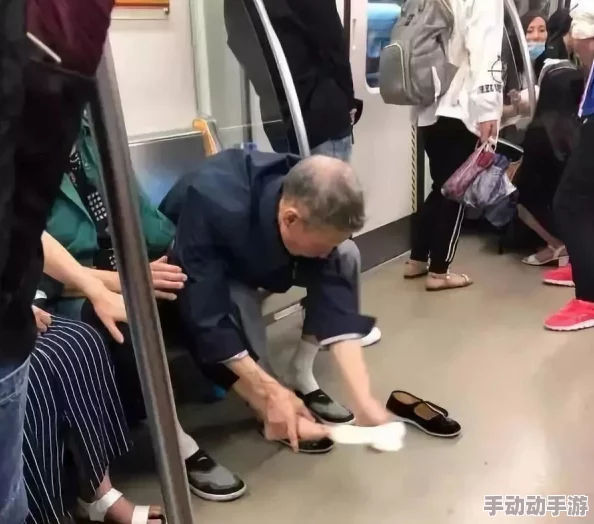 扒胸罩亲胸喝奶的视频无挡，近日在社交平台引发热议，网友们纷纷讨论其内容的争议性与社会影响