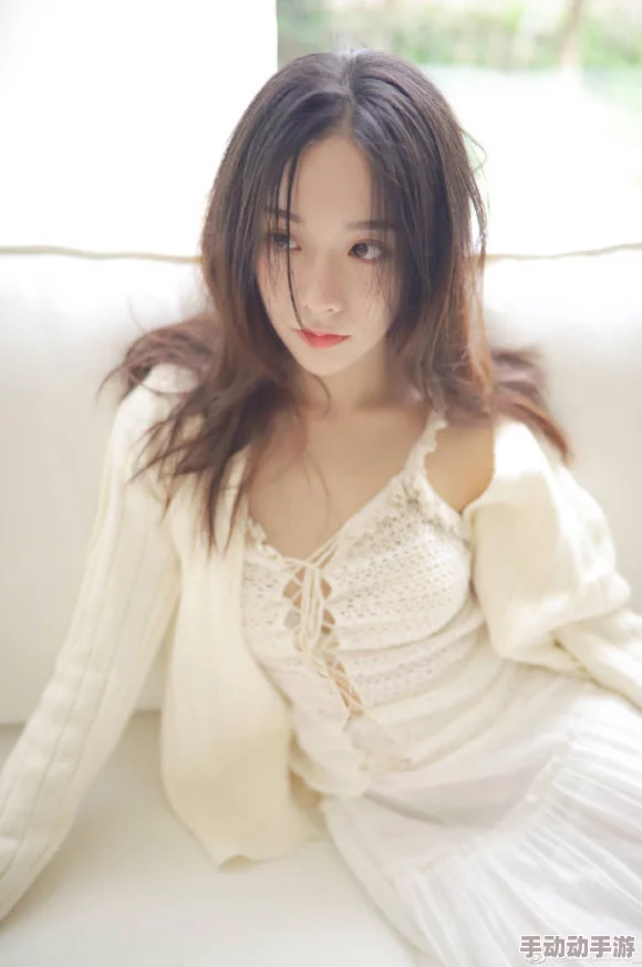 jizz美女18：最新动态曝光，众多网友热议其新作，引发社交媒体广泛关注与讨论