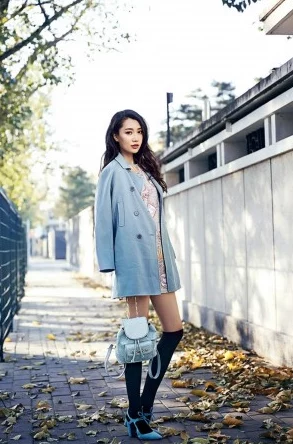 欧美无内丝袜大尺度福利写真：最新动态展示了时尚与性感的完美结合，吸引众多粉丝关注与热议
