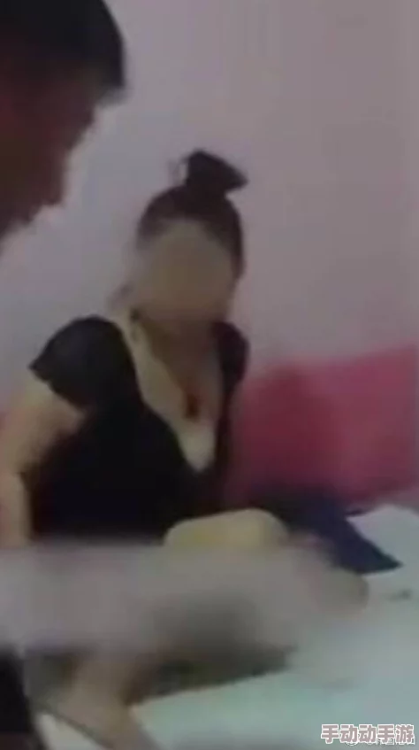 扒开老女人毛荫荫：最新动态引发热议，网友纷纷讨论其背后的社会现象与文化意义