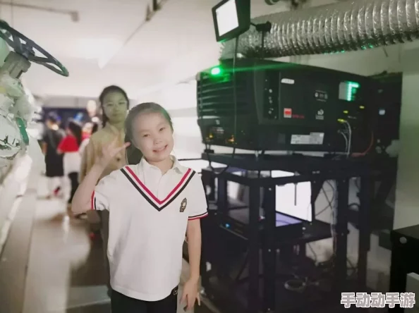 女生勿进进必湿兰兰影院:新动态揭示影院内的神秘活动与观众反应,吸引了大量年轻人的关注与讨论 女生勿进进必湿兰兰影院:新动态揭示影院内的神秘活动与观众反应,吸引了大量年轻人的关注与讨论