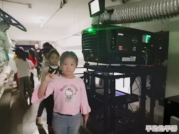 女生勿进进必湿兰兰影院:新动态揭示影院内的神秘活动与观众反应,吸引了大量年轻人的关注与讨论 女生勿进进必湿兰兰影院:新动态揭示影院内的神秘活动与观众反应,吸引了大量年轻人的关注与讨论