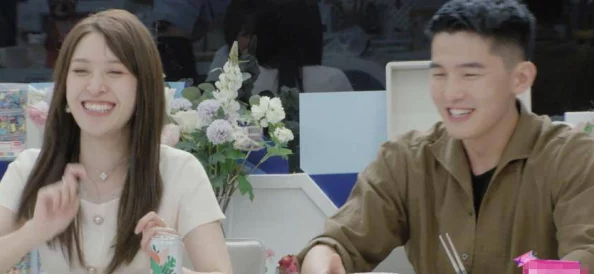 2男2女的组合引发热议，四人共同出游竟然发生了惊人的秘密！