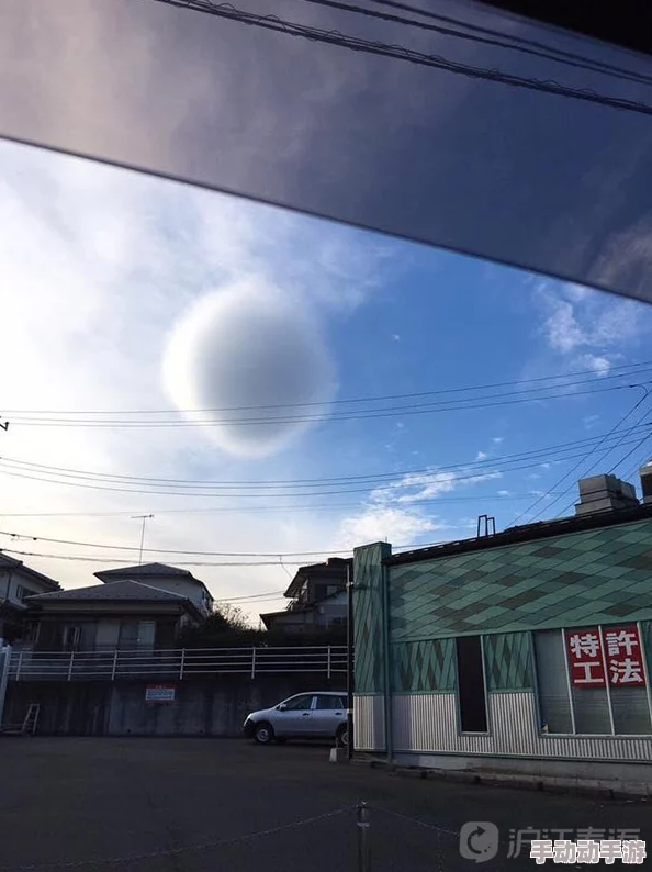 日本在线：东京街头惊现神秘光球，目击者称其似外星飞船引发热议！