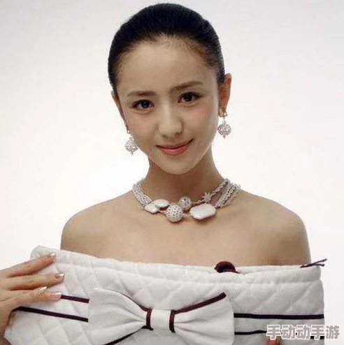 美女一边脱一边摸一边亲,最新进展:社交媒体热议,引发网友对美与性感的多元讨论与反思 美女一边脱一边摸一边亲,最新进展:社交媒体热议,引发网友对美与性感的多元讨论与反思