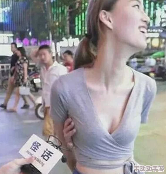 大胸美女抖胸：许多网友认为这种行为过于低俗，缺乏内涵，不应成为网络文化的主流
