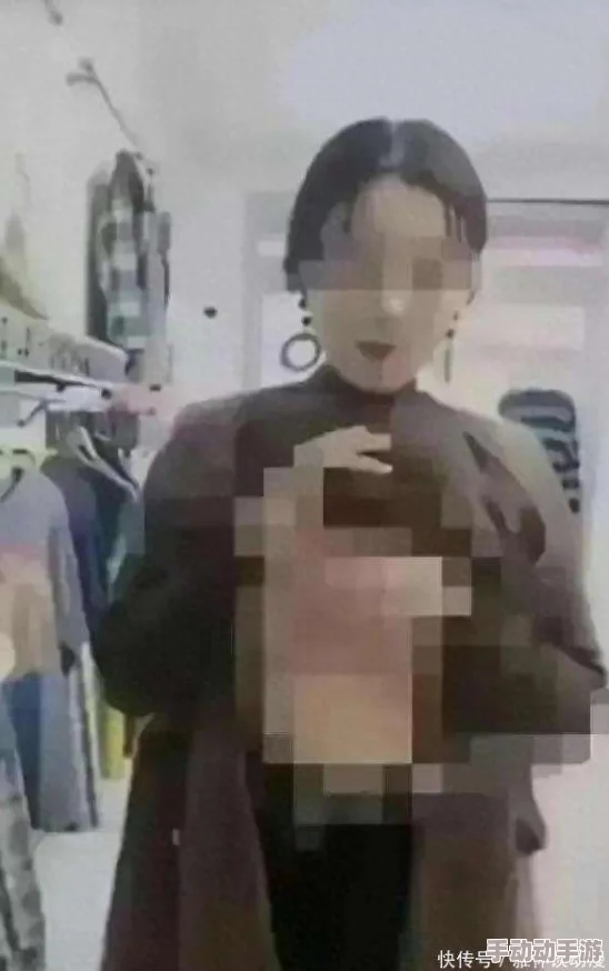 美女露出乳胸扒开尿口的视频引发热议，网友纷纷讨论其背后的社会影响与道德争议