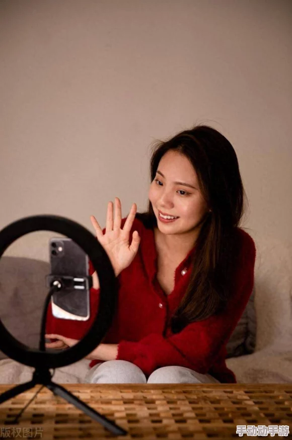 美女直播黄色引发热议，网友纷纷表达对网络内容监管的看法，认为应加强对直播平台的管理与审查