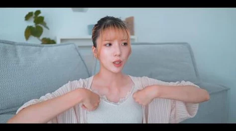 美女扒开奶罩让男人吃奶，社交媒体引发热议，网友们纷纷发表看法，讨论性别平等与身体自主权问题