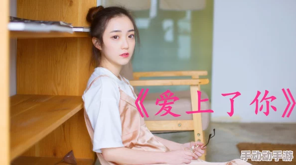 解开丰满老师的乳罩：近日，网络上流传一段关于丰满老师的搞笑视频，引发网友热议与讨论