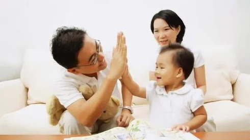 和岳坶做爰视频在线观看：探讨家庭关系中的亲密与界限，如何平衡情感与道德的复杂性