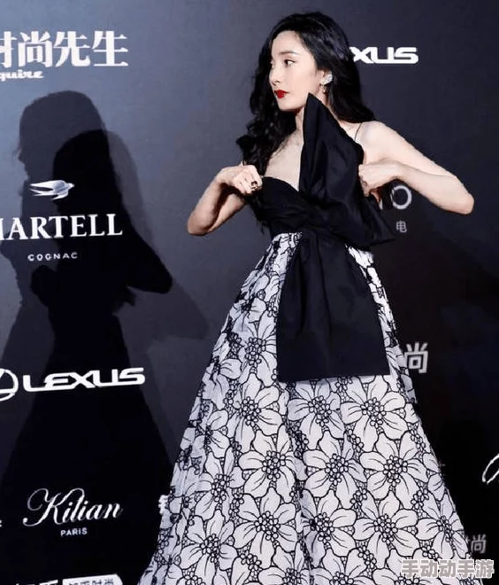 男女舌吻互摸gif动态图浴室引发热议，网友纷纷讨论其背后的情感表达与社会影响，相关话题持续升温