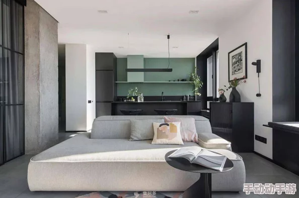 白丝捆绑m吊带开腿：最新动态揭示了这一时尚潮流的多样化表现，吸引了众多年轻人的关注与追捧