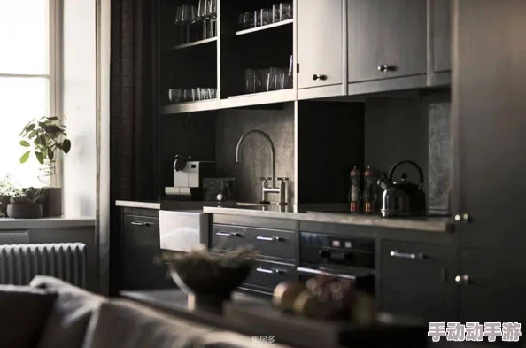 白丝捆绑m吊带开腿：最新动态揭示了这一时尚潮流的多样化表现，吸引了众多年轻人的关注与追捧