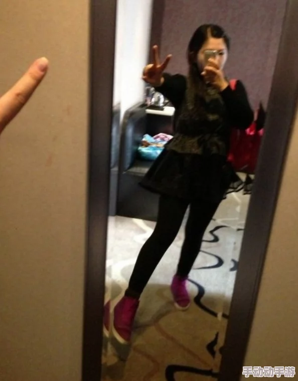 寝室强行扒裤摸j视频露出三角裤,网友纷纷表示这种行为极其不妥,侵犯了个人隐私和尊严 寝室强行扒裤摸j视频露出三角裤,网友纷纷表示这种行为极其不妥,侵犯了个人隐私和尊严