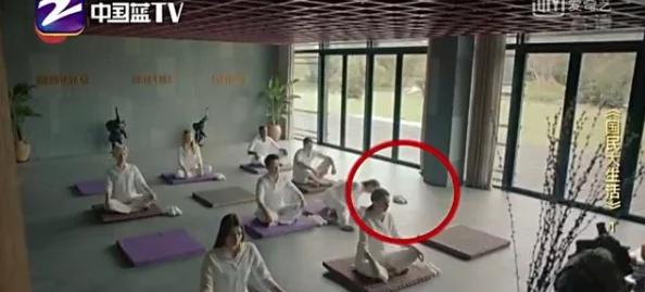 寝室强行扒裤摸j视频露出三角裤,网友纷纷表示这种行为极其不妥,侵犯了个人隐私和尊严 寝室强行扒裤摸j视频露出三角裤,网友纷纷表示这种行为极其不妥,侵犯了个人隐私和尊严