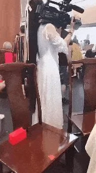 那手伸进老师湿润的内裤里，网友纷纷表示震惊与愤怒，认为这种行为严重侵犯了他人的隐私和尊严