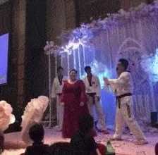 那手伸进老师湿润的内裤里，网友纷纷表示震惊与愤怒，认为这种行为严重侵犯了他人的隐私和尊严