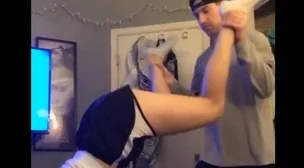 男生的j桶女人屁免费视频，许多网友对此表示不满，认为内容低俗且缺乏价值，不应在平台上传播