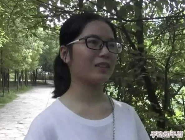 操哭学生妹：最新动态曝光，事件引发广泛关注与讨论，网友热议背后真相与影响