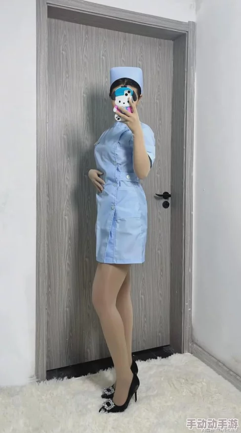 肉色呻吟胯下丝袜高跟视频，许多网友认为这种内容过于露骨，不适合在公共平台传播，影响社会风气