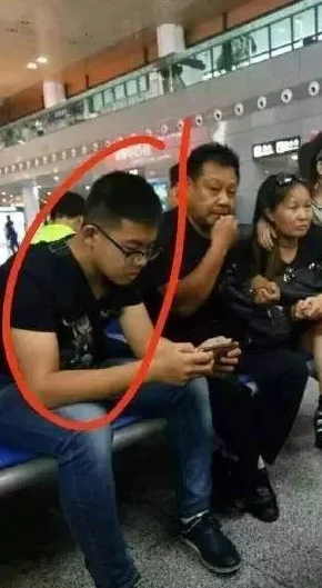 男男打屁股事件最新进展：警方介入调查，涉事人员已被拘留并接受法律审查