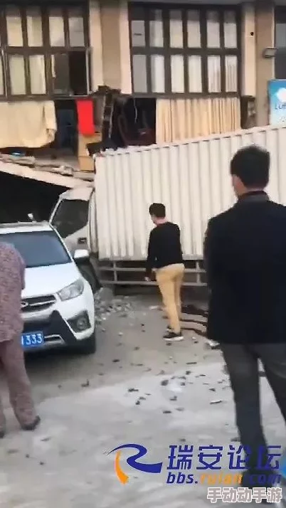 厕拍大神沟神经典作品汽车站旁边的职高，惊现不雅视频引发热议，网友纷纷围观讨论！