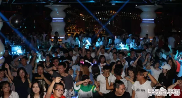 爱爱爱xxx：震撼全城的激情派对，参与者热情高涨，现场气氛火爆异常！