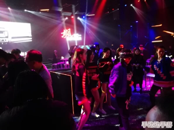 爱爱爱xxx：震撼全城的激情派对，参与者热情高涨，现场气氛火爆异常！