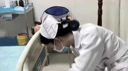 护士交换配乱粗吟：近日，网络上流传一段护士之间的搞笑视频，引发网友热议，纷纷表示对医护人员幽默感的赞赏