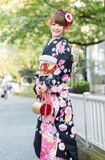 日本人对传统文化的传承与现代生活的融合：从和服到街头时尚的新趋势分析