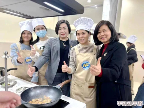 谢慧兰在厨房被徐志干，最新动态：两人合作烹饪新菜品，引发网友热议，纷纷点赞他们的默契与厨艺