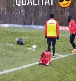 成年福利片120秒体验区引发热议，网友们纷纷表示好奇，但也有不少人对内容的合法性和道德性提出质疑