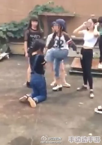 男人强行脱女人衣服扒开摸双胸视频引发社会广泛关注，相关部门已介入调查并加强对性侵案件的法律宣传与教育